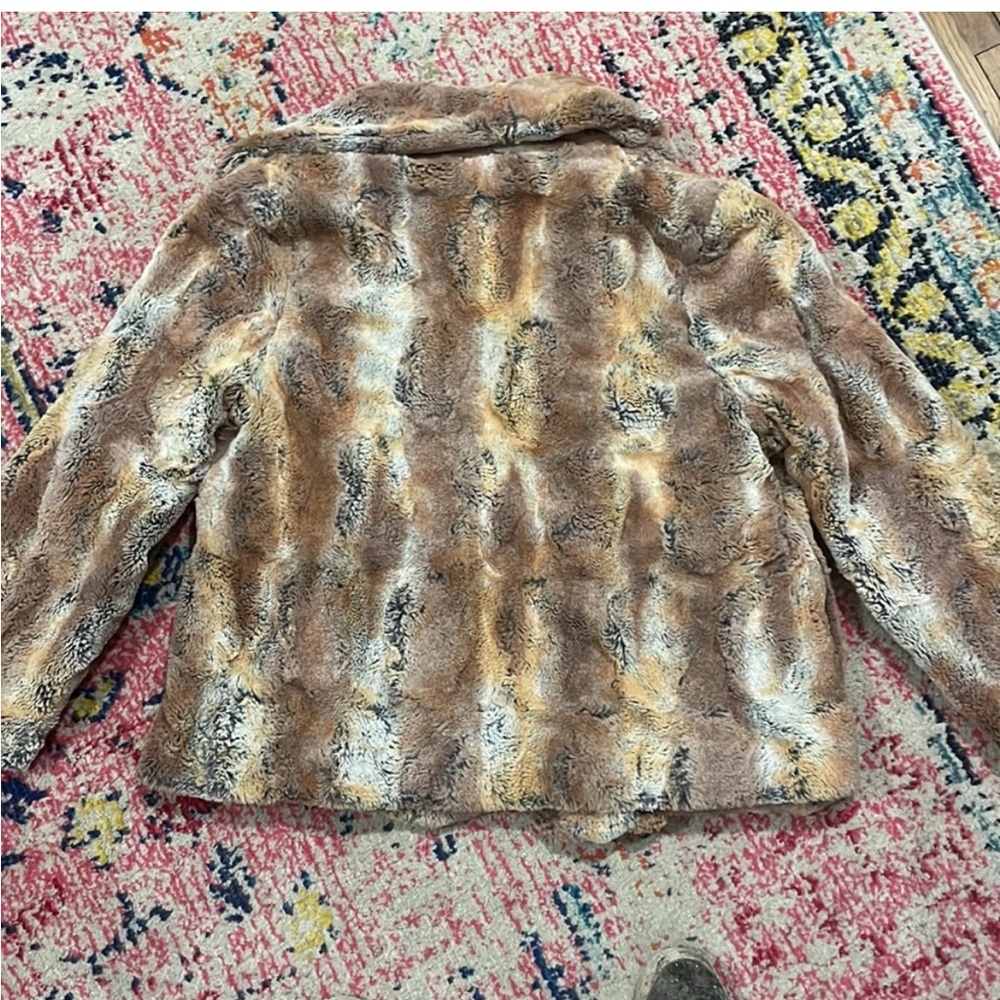 Alice + Olivia Annistyn Round Collar Faux Fur
Coat in Brown - Picture 8 of 10